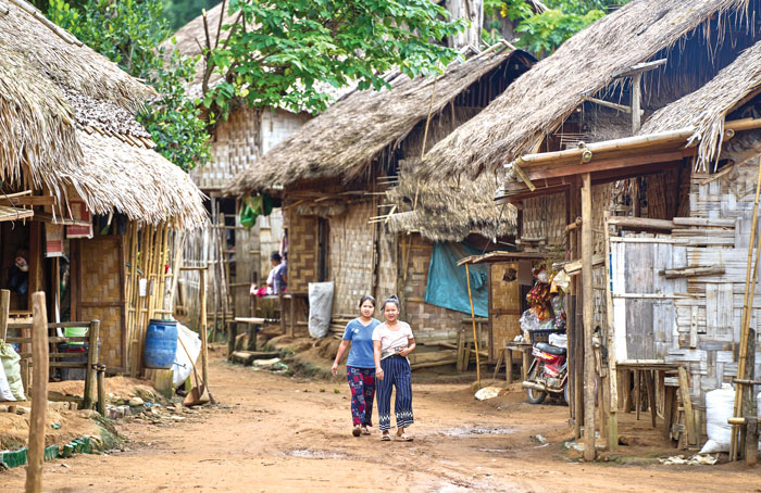 Arriba: Niñas caminan en el campamento de refugiados de Ban Mai Nai Soi en Tailandia. El campamento es hogar de miles de refugiados birmanos que fueron desplazados de sus pueblos por la violencia continua perpetrada por el régimen militar de Myanmar. (Paul Jeffrey/Tailandia)