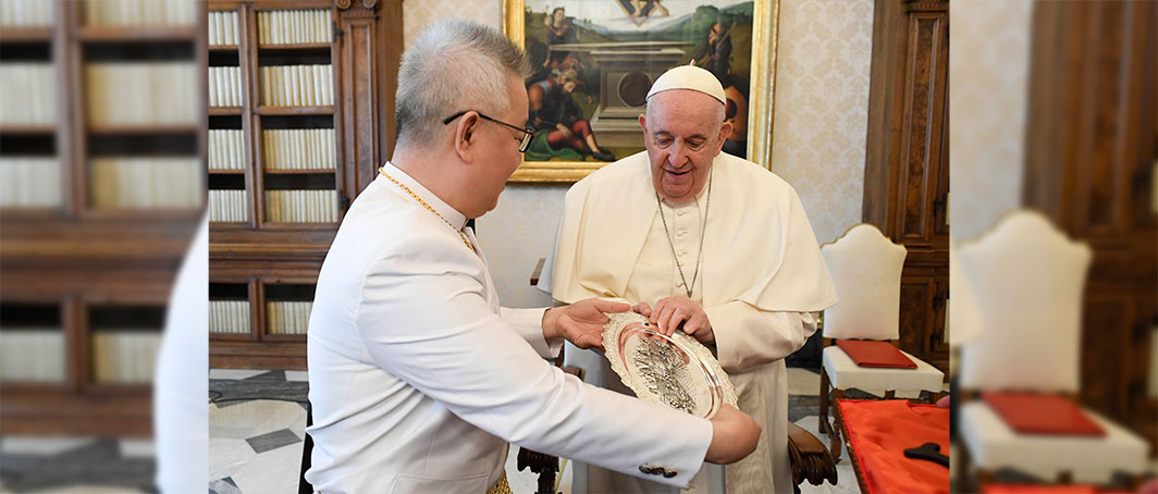 El Papa Francisco recibe a monjes budistas en el Vaticano