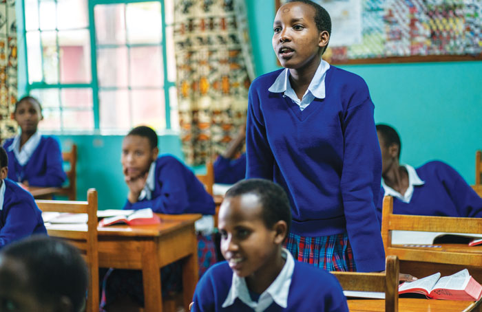 Una estudiante participa en una lección. (Gregg Brekke/Tanzania)