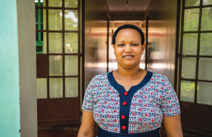 Teika Simango, graduada de Emusoi, quien asistió a la universidad y a la facultad de derecho, trabaja como asesora legal y oficial de programas del centro. (Gregg Brekke/Tanzania)