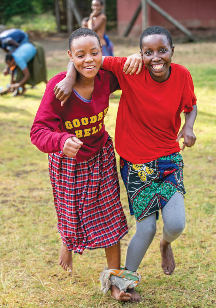 Durante un día de campo, las estudiantes participan en juegos para ganar confianza y construir una comunidad a través de las divisiones tribales. (Gregg Brekke/Tanzania)