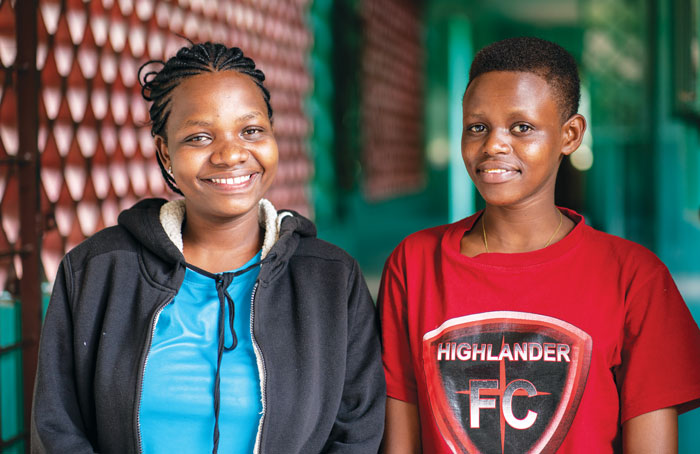 Las graduadas de Emusoi, Dianes Saikong (izquierda) y Flora Leiyo, regresan al centro en Arusha durante los recesos de las clases de la universidad para asesorar a niñas más jóvenes. (Gregg Brekke/Tanzania)