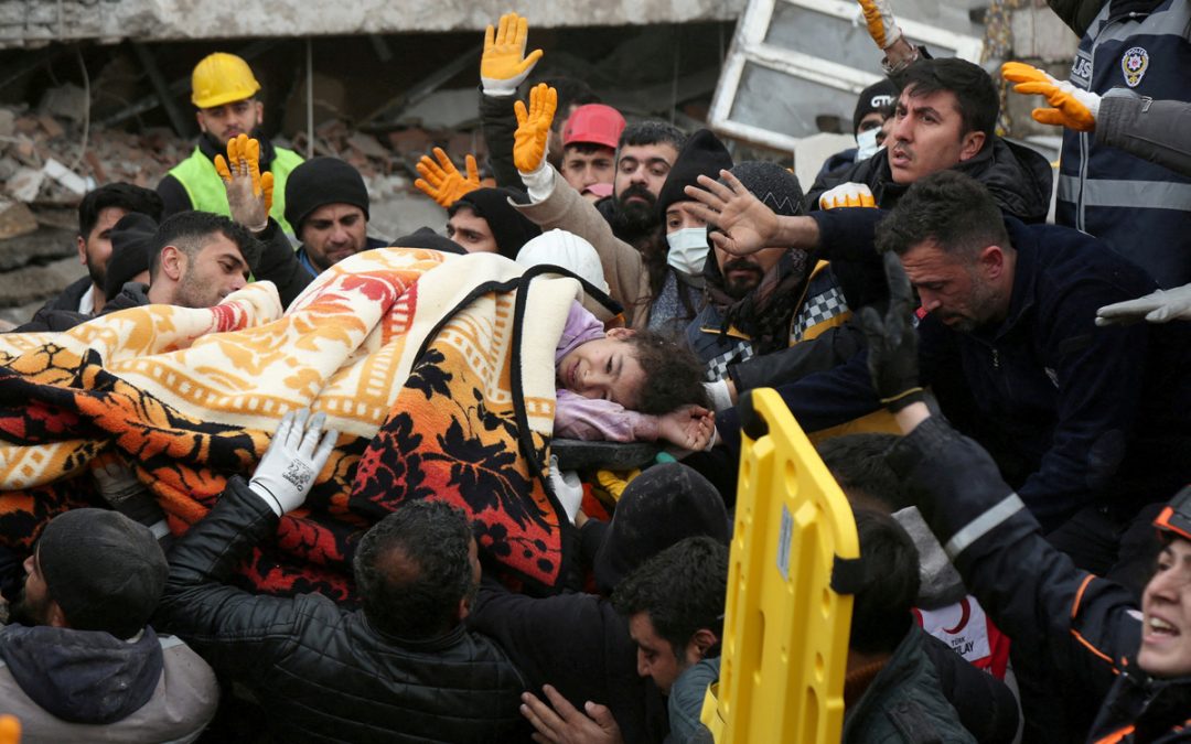 Más de 5,000 muertos por un terremoto de magnitud 7.8 sacudió Turquía y Siria