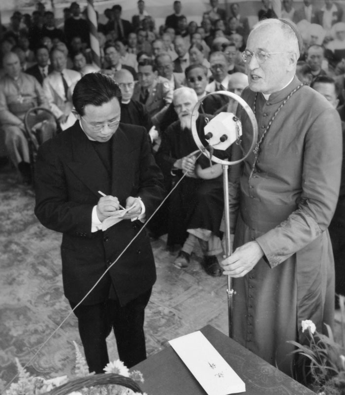 Monseñor Patrick J. Byrne, quien empezó la misión de Maryknoll en Corea hace un siglo, fue consagrado obispo en Seúl en 1949. (Maryknoll Mission Archives)