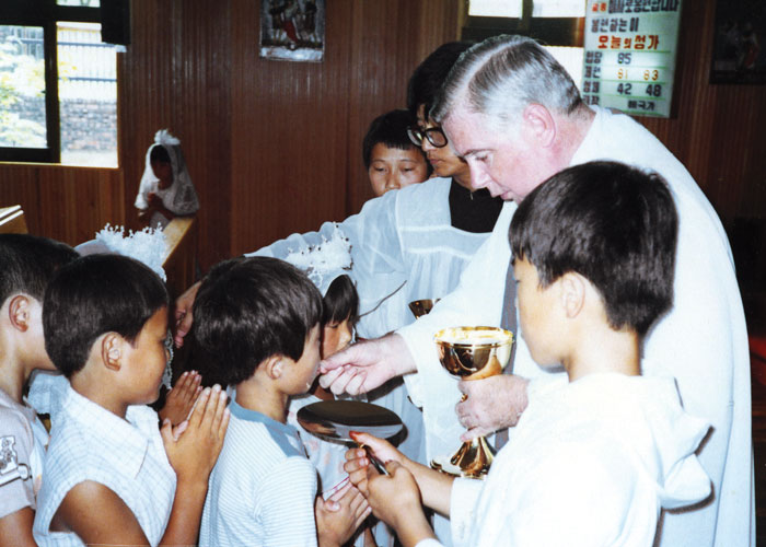 El Padre Maryknoll Gerard Hammond, asignado por primera vez a Corea en 1960, todavía sirve allí. El misionero realiza viajes a Corea del Norte para ayudar a los enfermos de tuberculosis. (Maryknoll Mission Archives)