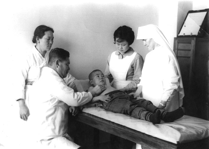 La Hermana Maryknoll Jean Maloney (en hábito), enfermera, vive en Corea desde hace 70 años. Ella ha servido en varios ministerios para enfermos, trabajadores y mujeres explotadas. (Maryknoll Mission Archives)