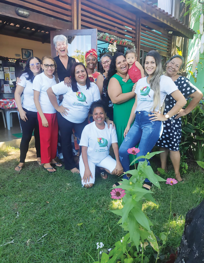 Miembros de la cooperativa y asociadas se reúnen en AFYA. Muchos misioneros Maryknoll han servido junto con participantes de la cooperativa durante los 23 años de AFYA. (Cortesía de Kathy Bond/Brasil)