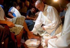 El cardenal argentino Jorge Mario Bergoglio, ahora Papa Francisco, lava los pies de los residentes de un albergue para consumidores de drogas durante la Misa del Jueves Santo en 2008 en una iglesia en un barrio pobre de Buenos Aires, Argentina. (Foto CNS/Enrique García Medina, Reuters)