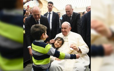 Papa: Acoger a migrantes y refugiados es el primer paso hacia la paz