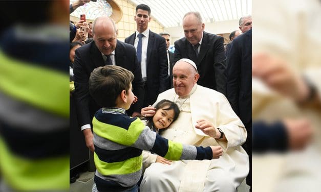 Papa: Acoger a migrantes y refugiados es el primer paso hacia la paz