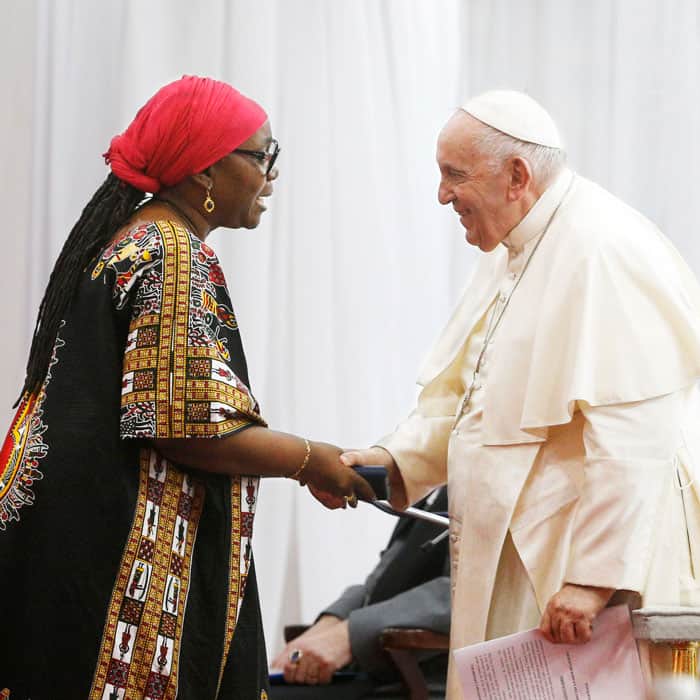 El Papa Francisco saluda a Sara Beysolow Nyanti, representante especial adjunta del secretario general de las Naciones Unidas en Sudán del Sur, durante una reunión con desplazados inter- nos en Freedom Hall enYuba, Sudán del Sur, el 4 de febrero del 2023. (CNS, Paul Haring/Sudán del Sur)