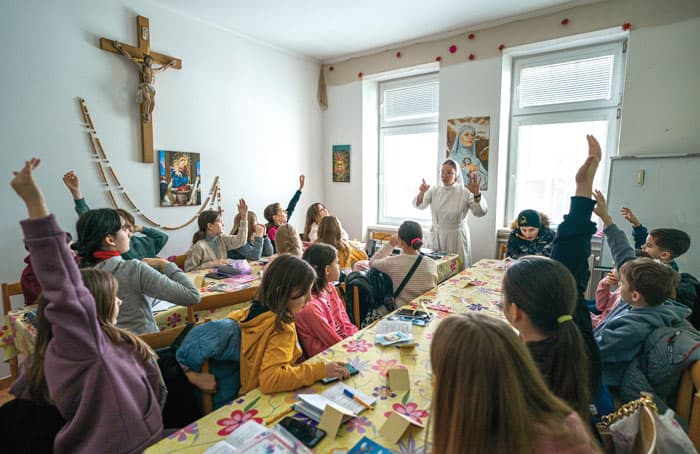 La Hermana dominicana Lydia Timkova enseña una clase de catecismo en Mukachevo, Ucrania. (Gregg Brekke/Ucrania)