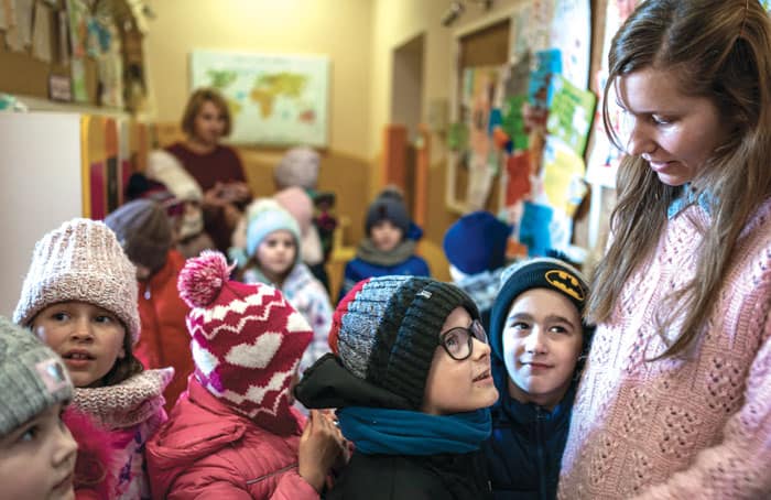 Kateryna Chvalova, administradora de la escuela y coordinadora de ayuda, dirige una escuela que brinda educación a personas desplazadas internamente que viven en Fastiv, Ucrania. (Gregg Brekke/Ucrania)