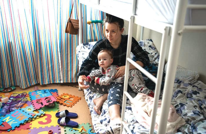 Dasha Habovska y su hijo, Christian, son personas desplazadas internamente que viven en Fastiv, Ucrania, luego de la invasión rusa y el bombardeo de su hogar en Jerson. (Gregg Brekke/Ucrania)
