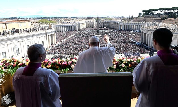 El Papa reza para que la alegría pascual rompa la oscuridad del pecado, la guerra y las luchas