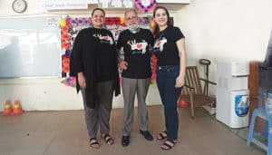 La Misionera Laica Maryknoll Julie Lawler, el Padre Charlie Dittmeier y la Misio- nera Laica Maryknoll Kylene Fremling (dcha.) celebran la Semana de los Sordos en DDP en septiembre del 2022. (Sopor Lay, DDP/Camboya)