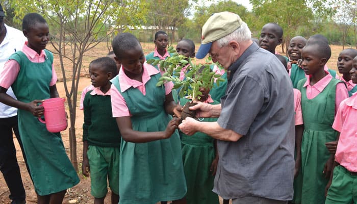 El Superior General Maryknoll, Padre Lance Nadeau, visita la Escuela Secundaria Nyamotambe en Kehancha, en Kuria, Kenia, donde Maryknoll construyó un internado para niñas. (Moses Njagua Gitahi/Kenia)