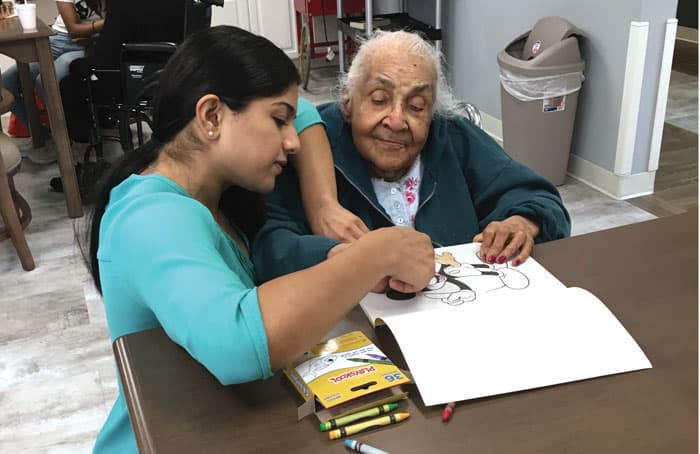 Christie en un asilo de ancianos, donde voluntarios de Matthew’s Family Ministries ofrecen actividades recreativas, un momento de afecto y acompañamiento a los abuelitos. (Cortesía de Mesias Pedroza/Texas)