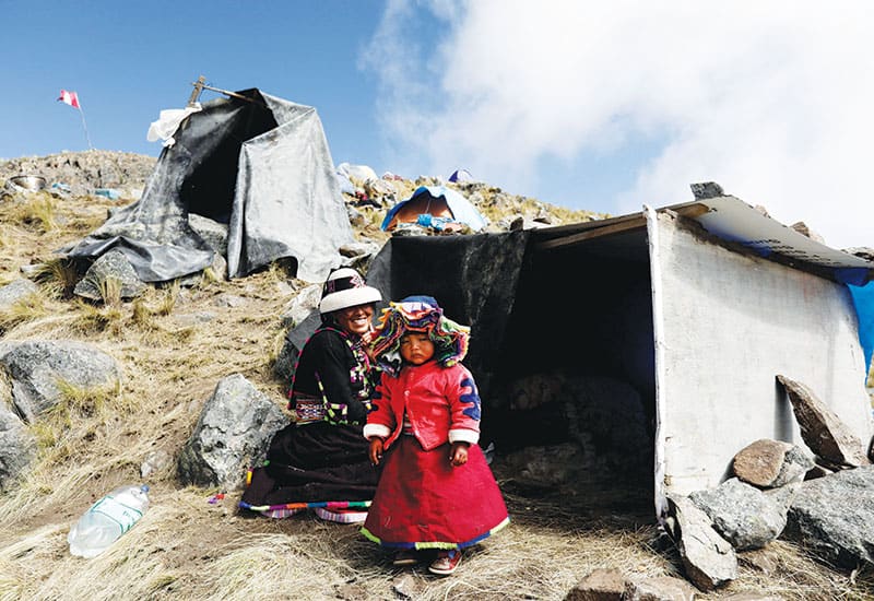 Una mujer de la comunidad indígena de Huancuire y su hija acampan cerca de la mina de cobre Las Bambas en Apurímac, Perú, en 2022, para exigir la devolución de sus tierras. (CNS, Ángela ponce/Perú)