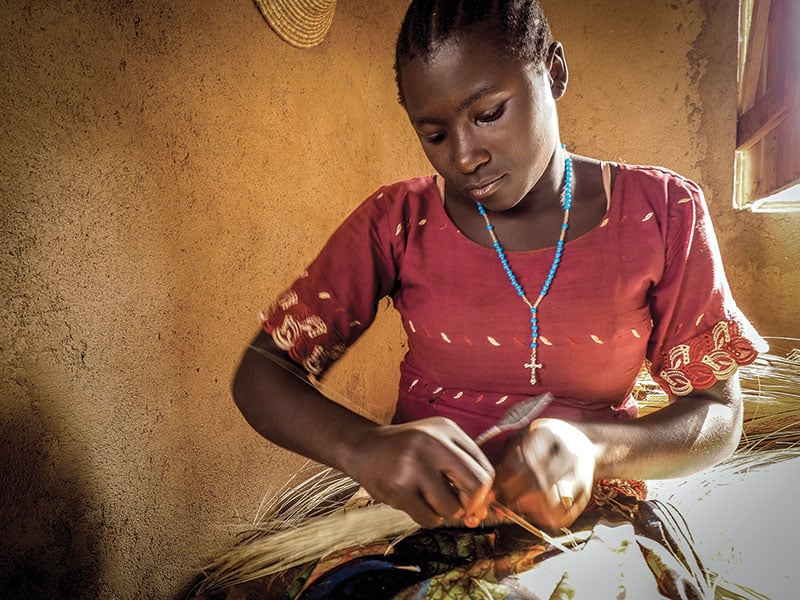 Una joven tejiendo en su aldea en Tanzania. (CNS, Sergio Buran/Tanzania)