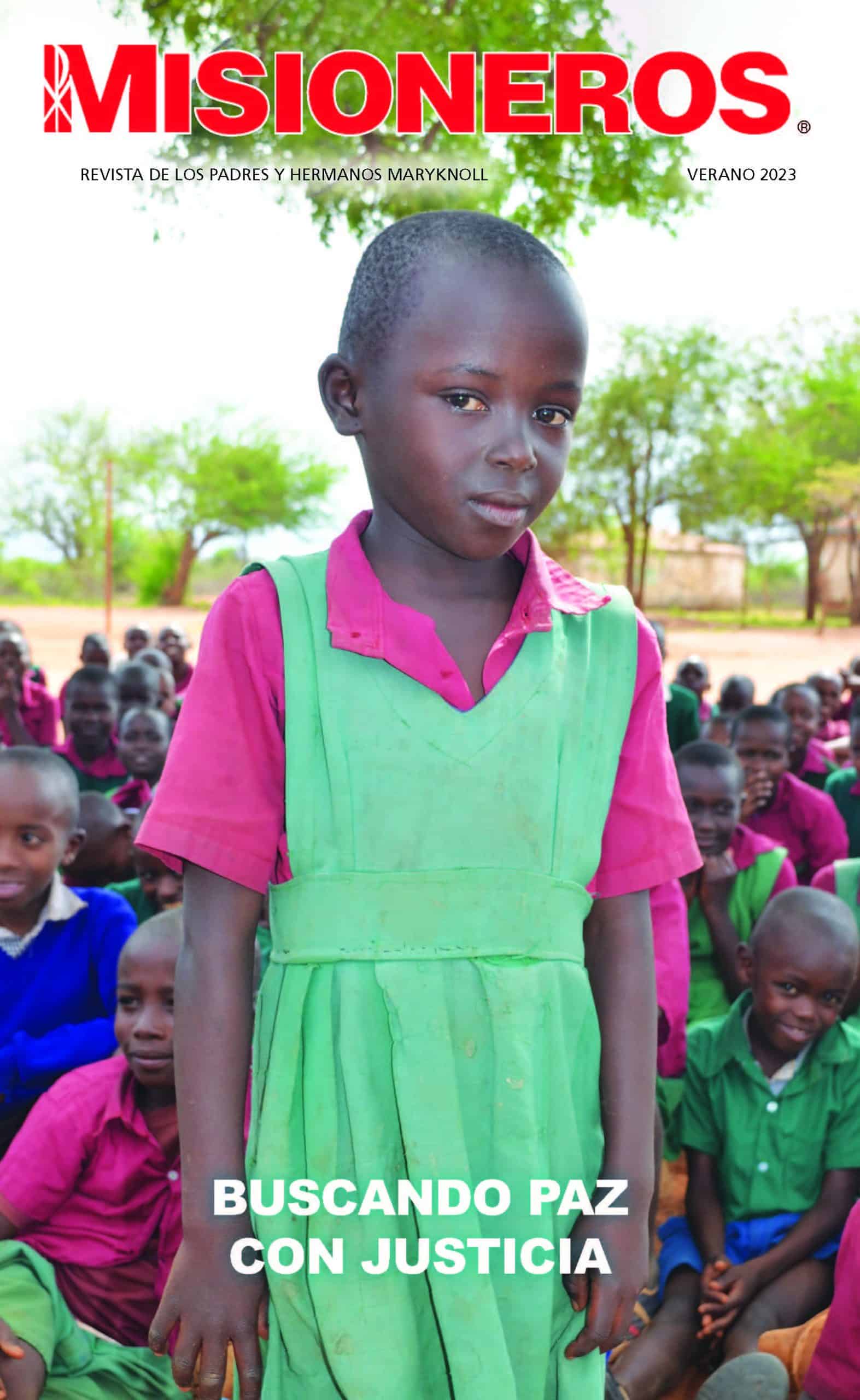 Una niña y sus compañeros de estudios reciben ayuda en educación y alimentos de los Padres y Hermanos Maryknoll en Kenia. (Moses Njagua Gitahi/Kenia)