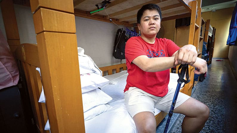 Melody Caling, una trabajadora migrante que tuvo un accidente laboral en 2021 y fue despedida, vive en el refugio Ugnayan mientras lucha para recibir su debida compensación. (Paul Jeffrey/Taiwan)
