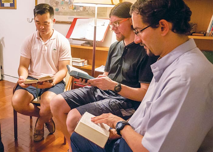 (De izquierda a derecha) Los Padres Maryknoll Daniel Kim, Shaun Crumb and Rodrigo Ulloa-Chavarry rezan la Liturgia de las Horas juntos en una reunión en Hong Kong. (Nile Sprague/Hong Kong)