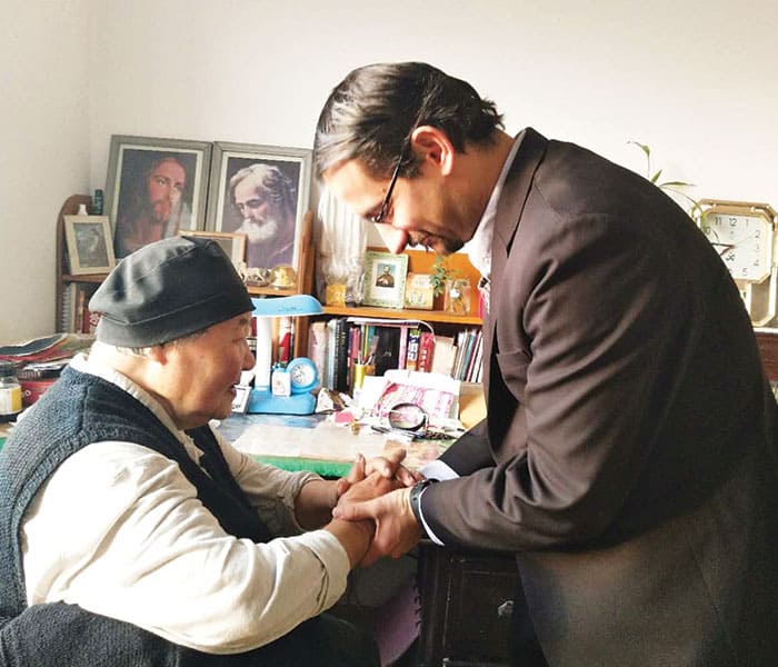En China, el Padre Ulloa-Chavarry recibe la bendición de la Hermana Lee, la miembro con mayor antigüedad en su comunidad religiosa. (Avila Fu/China)