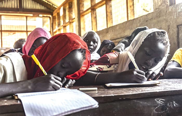 En un campamento, un grupo de niñas estudian en un programa de educación del Servicio Jesuita para Refugiados en Maban, Sudán del Sur. (Cortesía de Jesuit Refugee Service/Sudán del Sur)