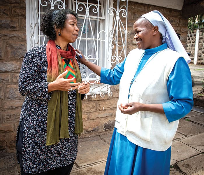Dee Dungy, quien se incorporó a los Misioneros Laicos Maryknoll en 2011, habla con la Hermana Emmanuel Beth Waithera (dcha.). La Hermana Beth trabaja en un programa de ingresos de JRS. (Jerry Fleury/Kenia)