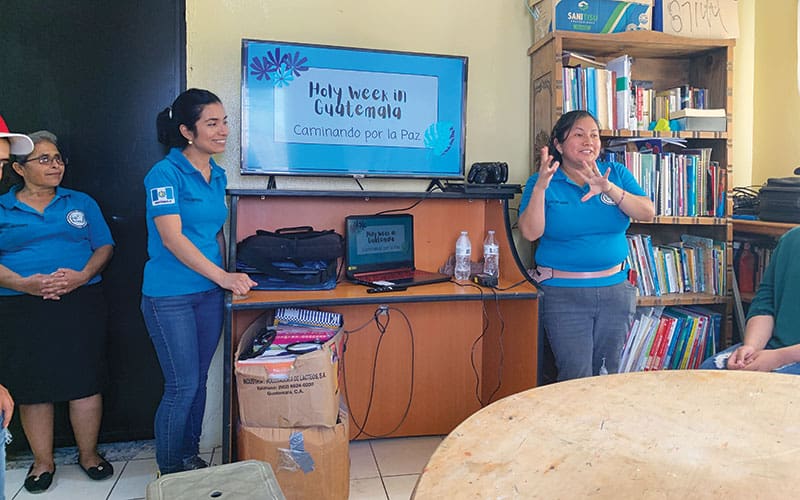 Las afiliadas Maryknoll Isis Miranda (izquierda) y Karla González dan una presentación al grupo de estudiantes de la Universidad de Yale que visitaron el centro Caminando por la Paz. (Jenn Schaaf/Guatemala)