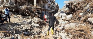 Miembros de la Media Luna Roja Libia de Ajdabiya trabajan en una zona afectada por las inundaciones en Derna el 12 de septiembre de 2023. El 13 de septiembre, las autoridades estimaron que más de 5.100 personas habían muerto y 10.000 estaban desaparecidas. (Foto OSV News/Libyan Red Crescent Ajdabiya via Reuters) 