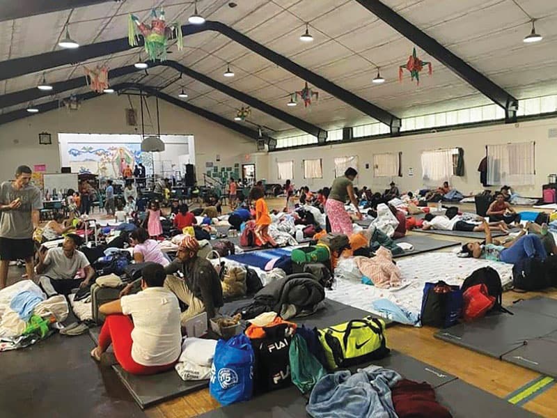 Dirigido por un ex agente de la Patrulla Fronteriza, el gimnasio en la Iglesia del Sagrado Corazón en El Paso, Texas, se transformó en un albergue para ofrecer ayuda a miles de migrantes. (OSV/Pax Christi Little Rock/EE.UU.)