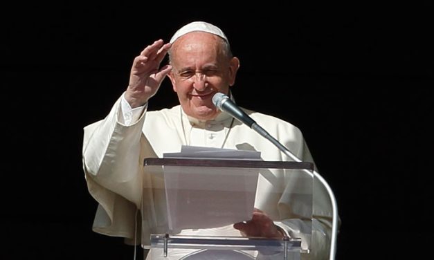 Papa Francisco: Los santos son “nuestros amigos” y no “héroes lejanos”