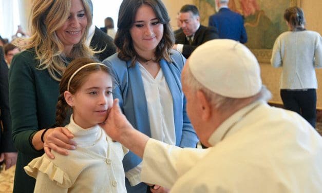 Los padres enseñan los valores cristianos con el ejemplo, dice el Papa