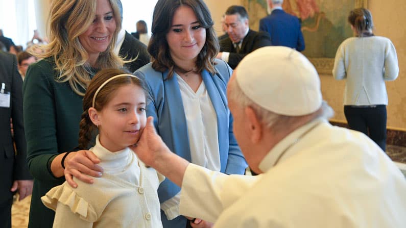 Los padres enseñan los valores cristianos con el ejemplo, dice el Papa