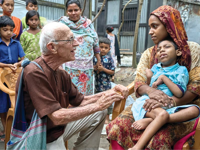 El Padre McCahill visita a Jair, de 8 años, y a su abuela, Rohima, en Batabhog. (Paul Jeffrey/Bangladesh)<br />
