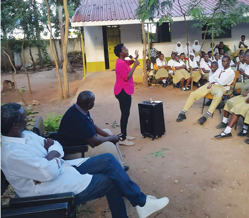 En una escuela de Ukunda, Kenia, se realiza una sesión pública sobre la adicción, con una presentación para 22 profesores seguida de una asamblea para los 500 estudiantes de la escuela. (Cortesía de Megan Hamilton/Kenia)