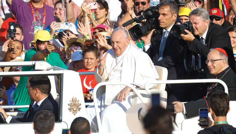 lrededor de 1.5 millones de jóvenes dan la bienvenida al Papa Francisco cuando llega al Parque<br />
Tejo en Lisboa para la Misa de clausura de la Jornada Mundial de la Juventud el 6 de agosto, 2023. (CNS/Lola Gómez)