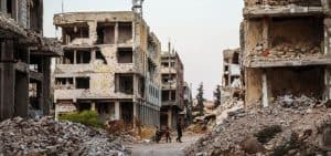 Foto destacada: Ruinas de la ciudad de Daraa, Siria. Aunque la guerra civil siria continúa en su decimotercer año, la ONU ha suspendido un programa de ayuda para los civiles sirios. (Mahmoud Sulaiman/Unsplash)