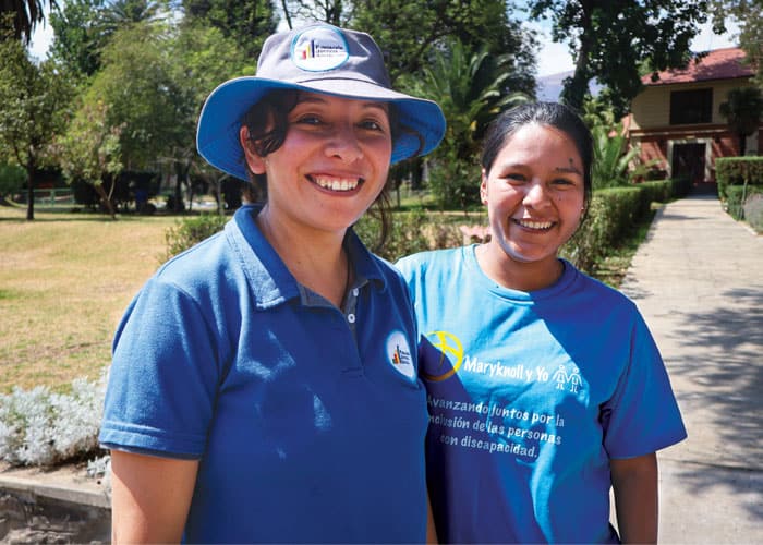 Las jóvenes Karen Villarroel (izquierda) y Lola López trabajan para la Fundación Justicia Social en el centro Maryknoll en la ciudad de Cochabamba, Bolivia. (Adam Mitchell/Bolivia)