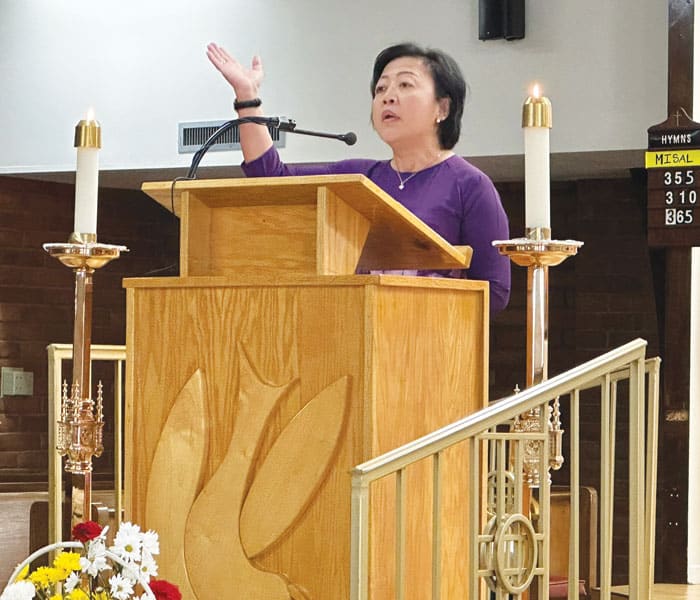 Julienne Hoang, quien es cantante, entona el salmo responsorial en inglés y vietnamita. (Cortesía de los Misioneros Laicos Maryknoll)