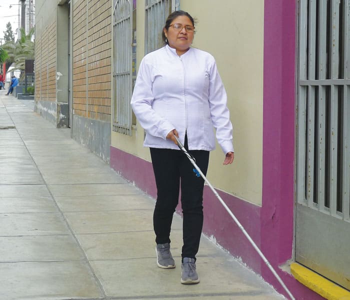 Izq.: María Inés Aspilcueta camina hacia su centro de terapia ubicado en un centro comercial. (Lynn F. Monahan/Perú)