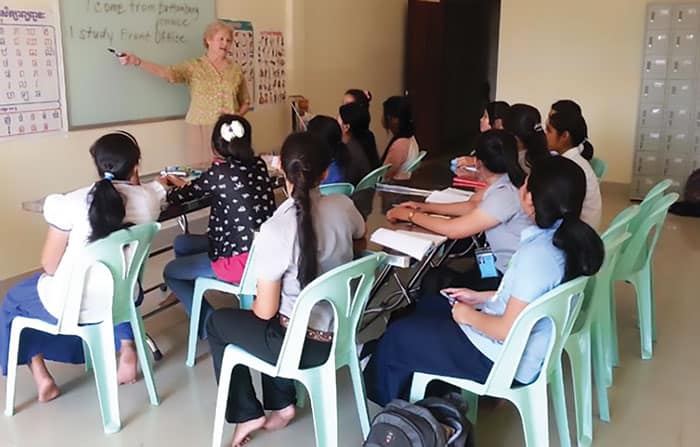 La Hermana Maryknoll Helene O’Sullivan imparte una clase a sus estudiantes del programa de capacitación Horizons para mujeres y niñas en riesgo de ser víctimas de trata de personas. (Cortesía de las Hermanas Maryknoll/Camboya)