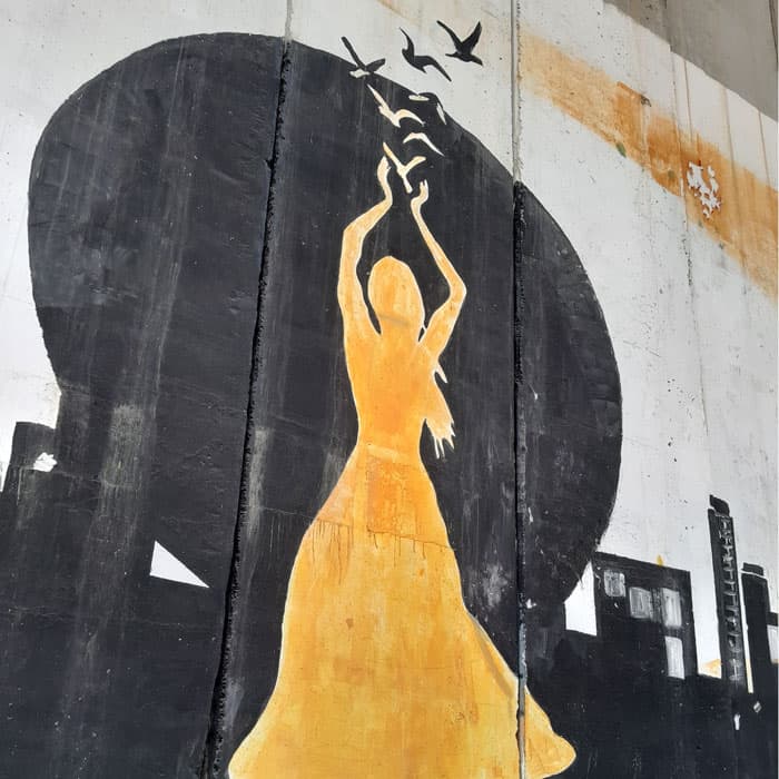 Varios artistas han dejado mensajes de resistencia y esperanza en la muralla de concreto entre Belén y Jerusalén y que fue construida con el objetivo de segregrar a la población palestina. (Susan Nchubiri/Palestina)