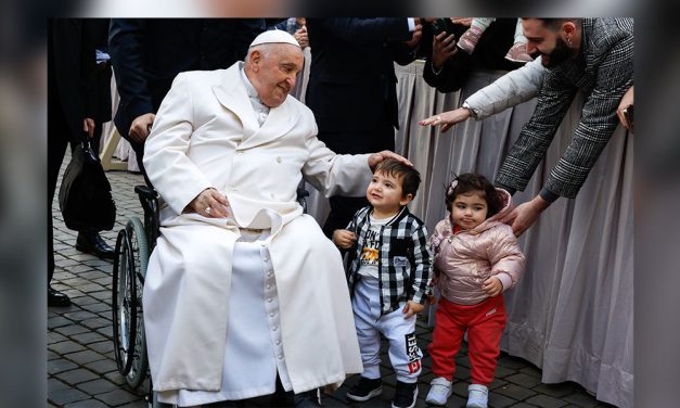 El Papa, aún convaleciente, insta a los soberbios a no juzgar