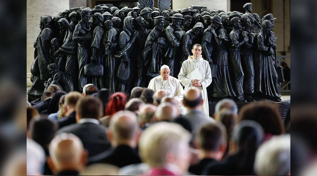 Papa a sacerdotes: caminen junto a migrantes