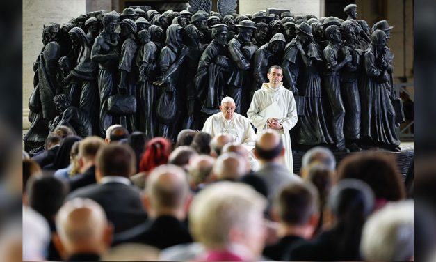 Papa a sacerdotes: caminen junto a migrantes