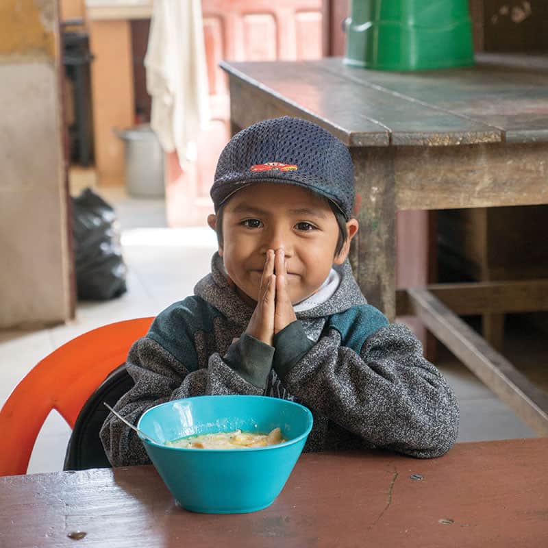 Adrián Colque, 5 años, asiste al programa de tutoría escolar en Santa Veracruz, Cochabamba, Bolivia, donde sirve el Padre Maryknoll Paul Sykora. (Nile Sprague/Bolivia)