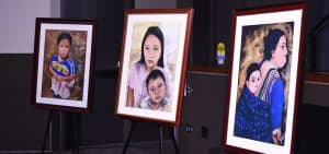 Copias del arte de la hermana Norma Pimentel que representan a inmigrantes que buscaron refugio en el centro de respiro humanitario de su organización se exhiben a nivel nacional por primera vez en la Catedral del Santo Nombre de Chicago el 15 de abril de 2024. La hermana Pimentel, Misionera de Jesús y directora de Caridades Católicas del Valle del Río Grande en la Diócesis de Brownsville, Texas, es conocida por ayudar a los migrantes en la frontera sur. (Foto OSV News/Simone Orendain)